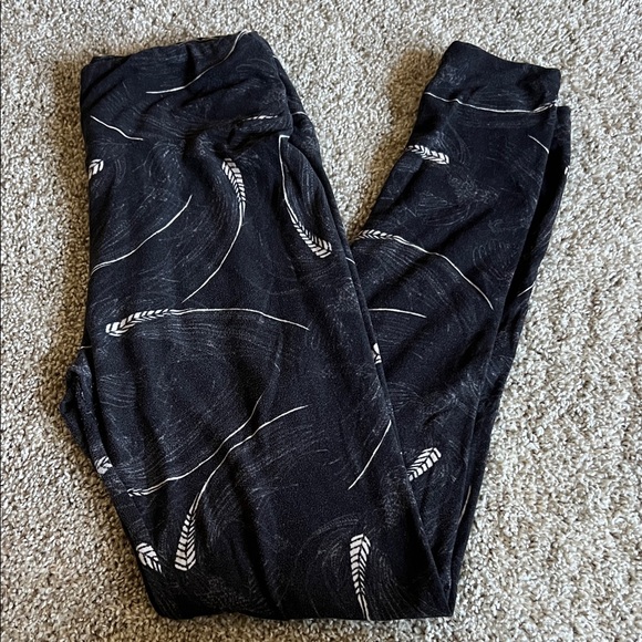 ♥️ LulaRoe Black and White Feather Print Leggings - Picture 1 of 3